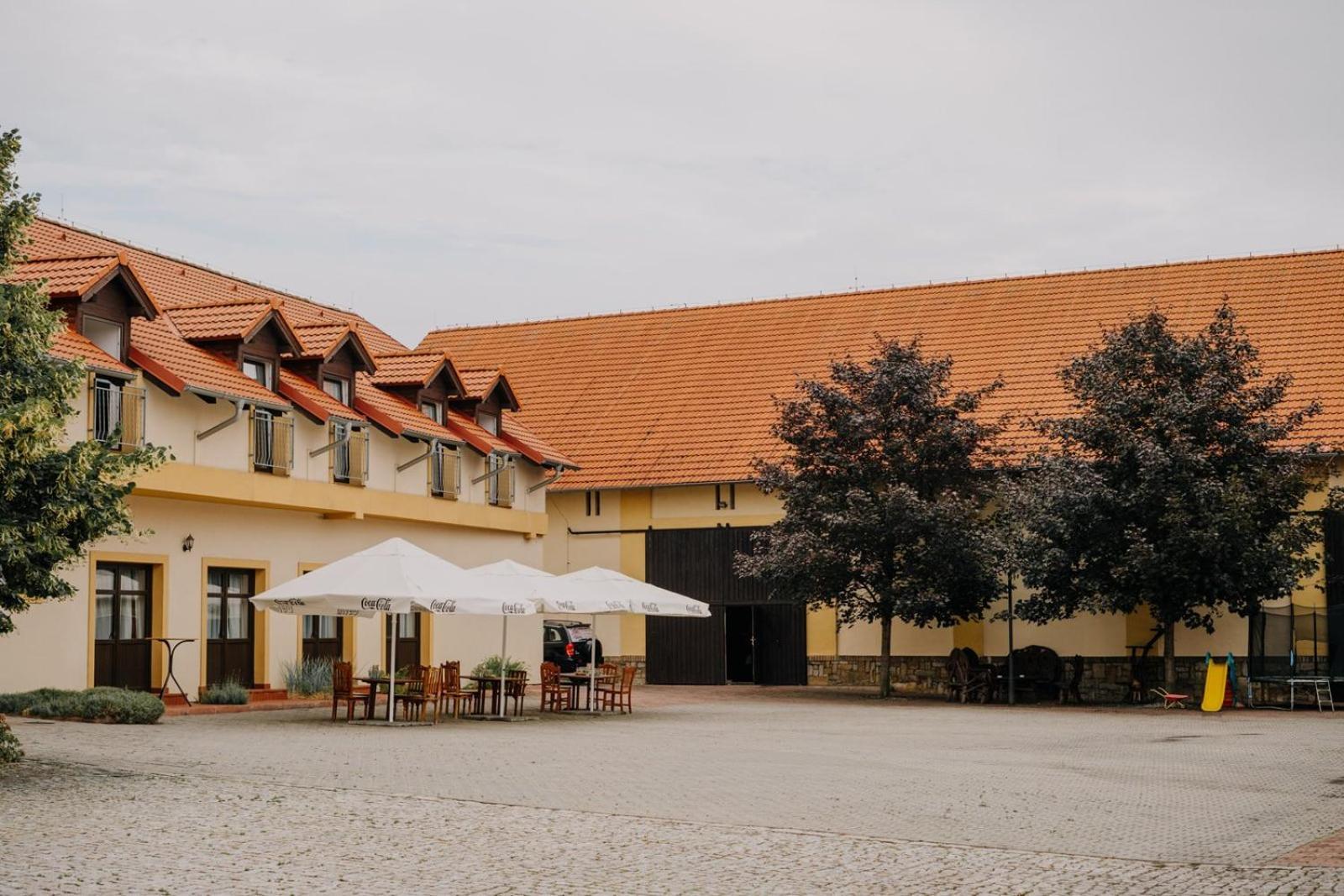 Hotel Lony Mochov Εξωτερικό φωτογραφία