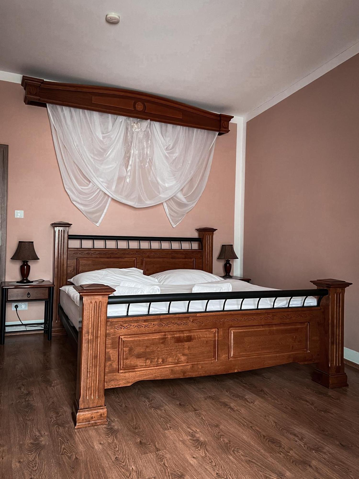Hotel Lony Mochov Εξωτερικό φωτογραφία