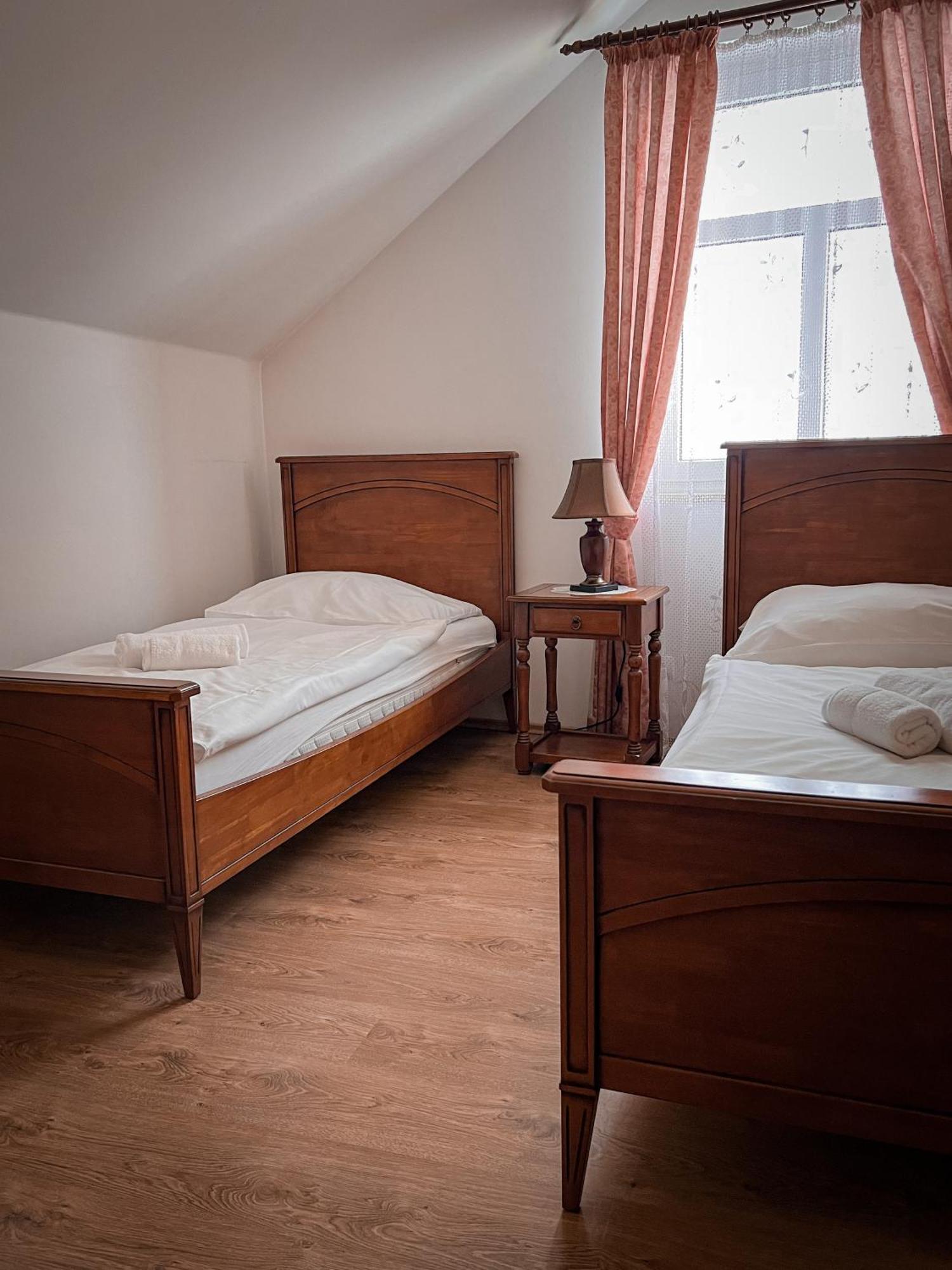Hotel Lony Mochov Εξωτερικό φωτογραφία