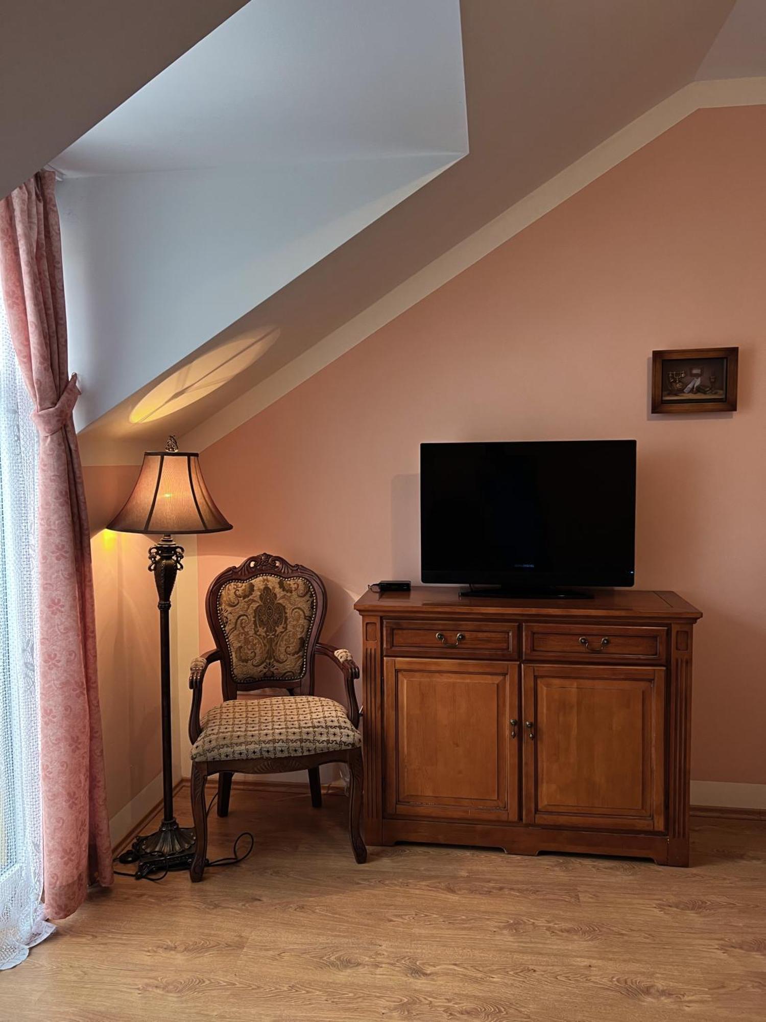 Hotel Lony Mochov Εξωτερικό φωτογραφία