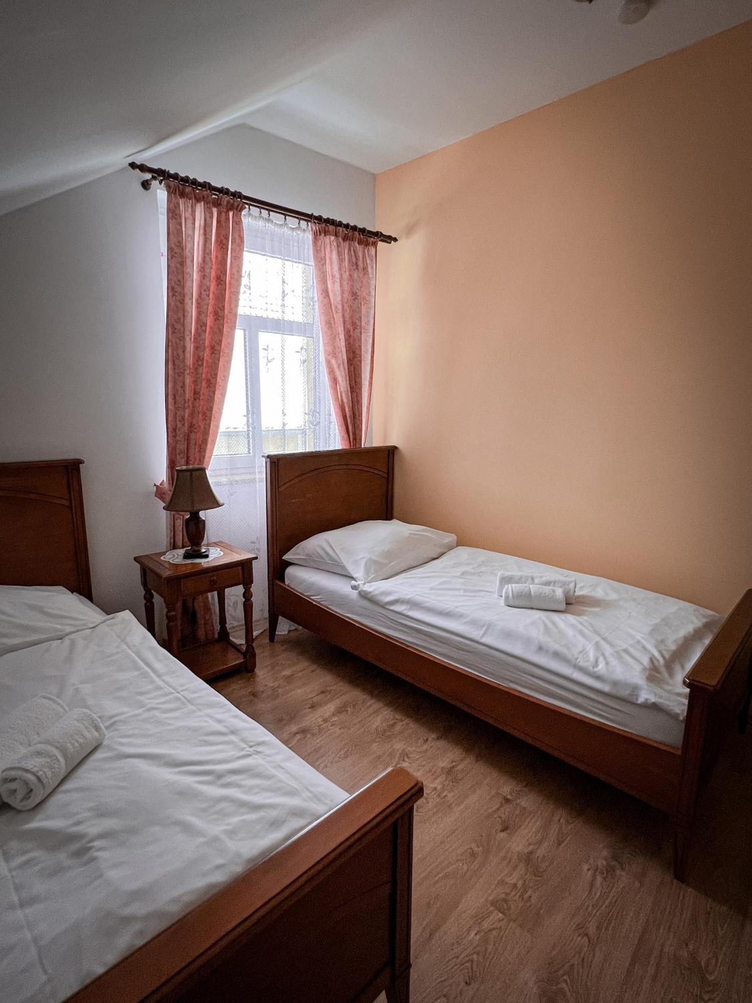 Hotel Lony Mochov Εξωτερικό φωτογραφία