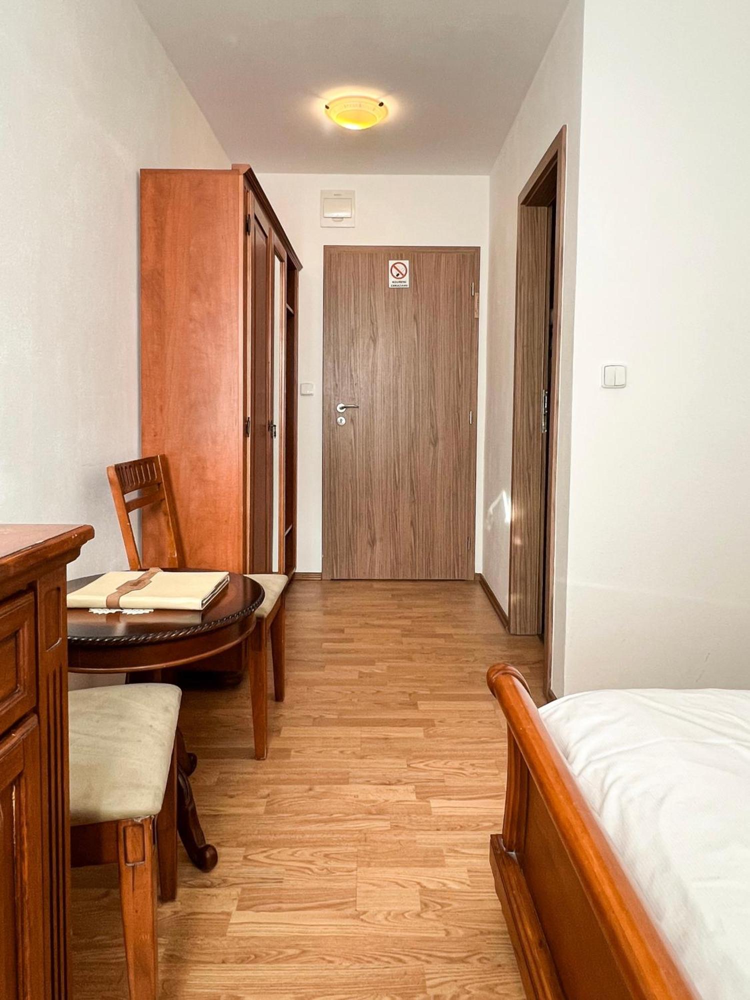 Hotel Lony Mochov Εξωτερικό φωτογραφία