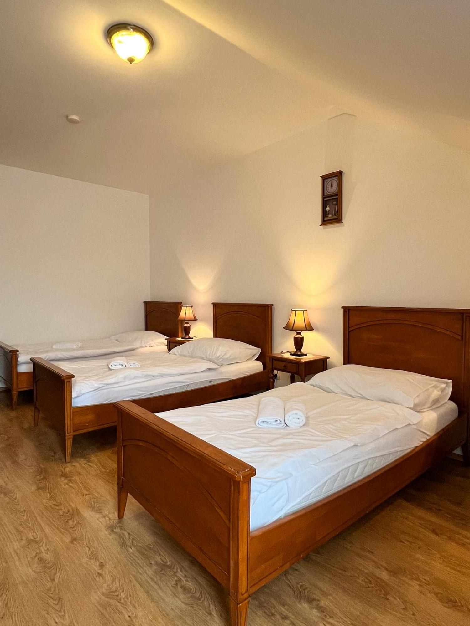 Hotel Lony Mochov Εξωτερικό φωτογραφία