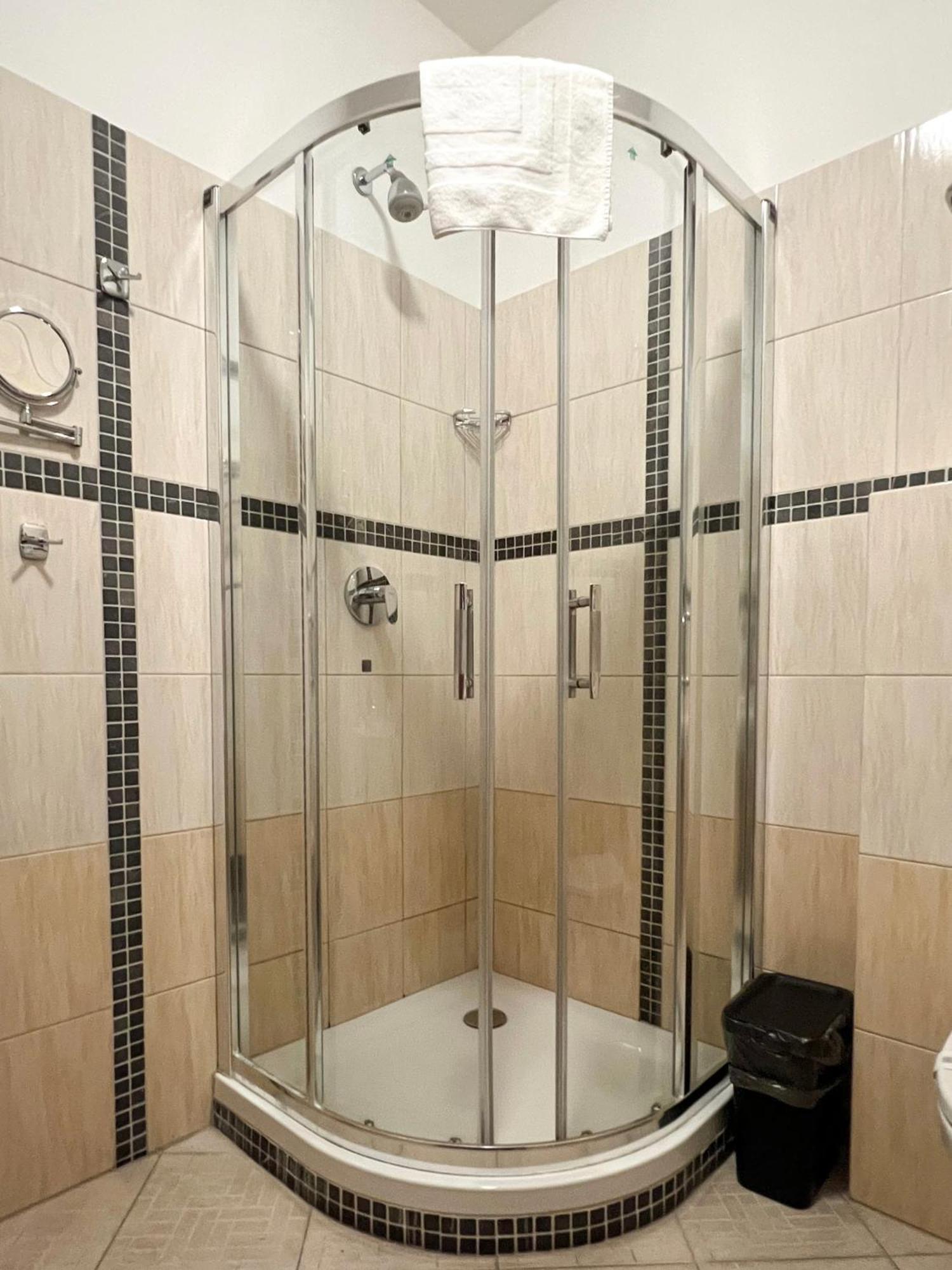 Hotel Lony Mochov Εξωτερικό φωτογραφία