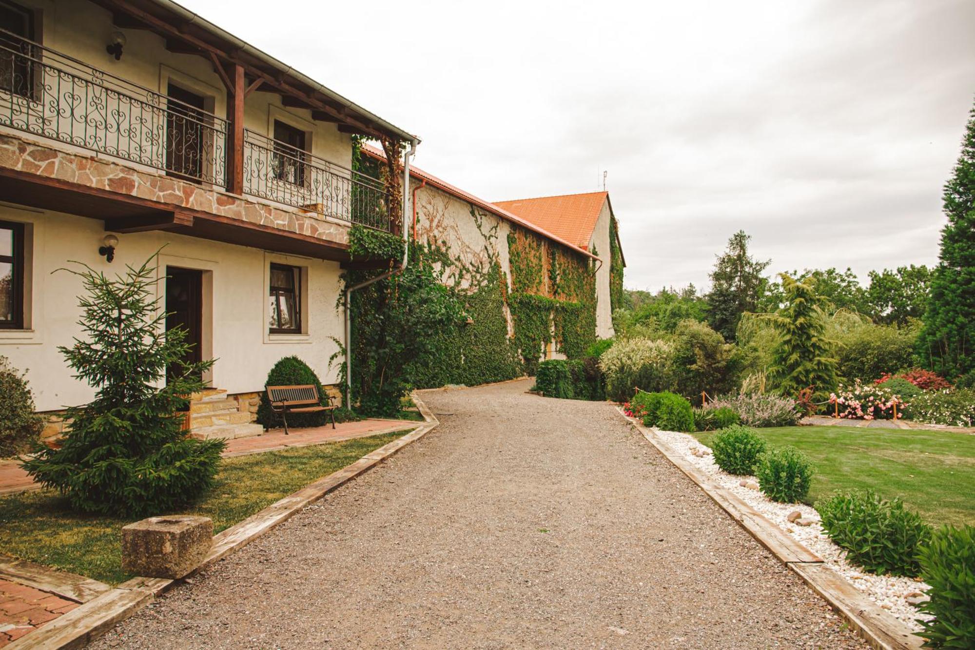 Hotel Lony Mochov Εξωτερικό φωτογραφία
